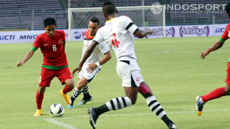 Evan Dimas mencoba menerobos daerah pertahanan Timor Leste. Copyright: &copy; Herry Ibrahim/INDOSPORT
